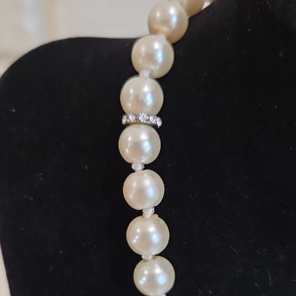 Elegant Pearl Necklace with Silver Rhinestone Bow - Picture 3 of 6